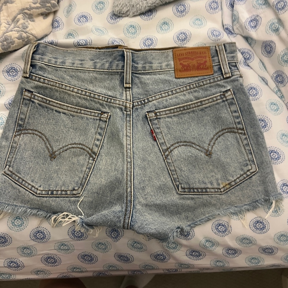 - Levi denim jean shorts - Picture 7 of 8